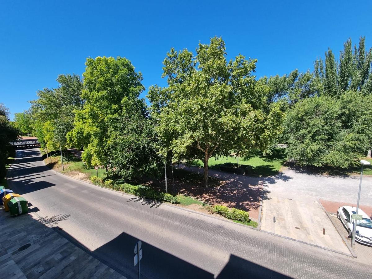 Un Rincon Con Vistas Al Parque Wifi Junto A Catedral By Apartamentos Logrono Exterior photo